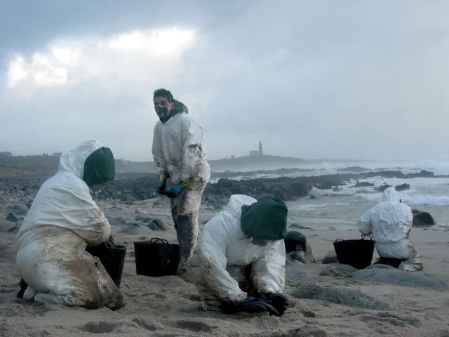 Volunteers clean up after the 'Prestige' oil spill of the coast of Galicia in 2002, the worst shipping disaster in Spain's history. Photo: Stéphane M. Grueso (commons.wikimedia.org). Volunteers clean up after the 'Prestige' oil spill of the coast of Galicia in 2002, the worst shipping disaster in Spain's history. Photo: Stéphane M. Grueso (commons.wikimedia.org).