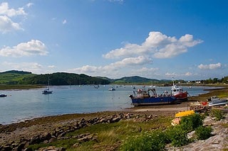 Kippford has a relatively high tidal range. At low tide a large area of rocky/pebbly shore is exposed and on the opposite side of the river, extensive mud flats and salt marsh. Kippford has a relatively high tidal range. At low tide a large area of rocky/pebbly shore is exposed and on the opposite side of the river, extensive mud flats and salt marsh.